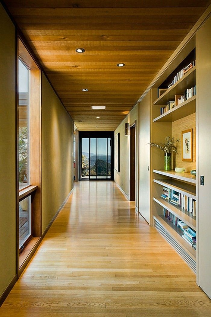 korridor-Make-idéer-med-träpaneler och-bokhylla
