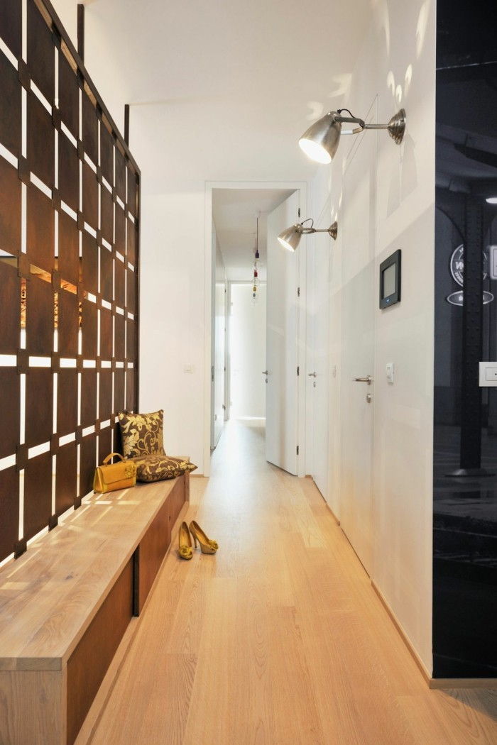korridor-renovere-veldig-hendig-med-laminat-gulv-i-lys-farge