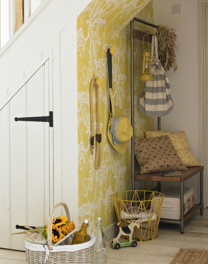 korridor-wallpaper-in-gul färg-med-maskros mönster