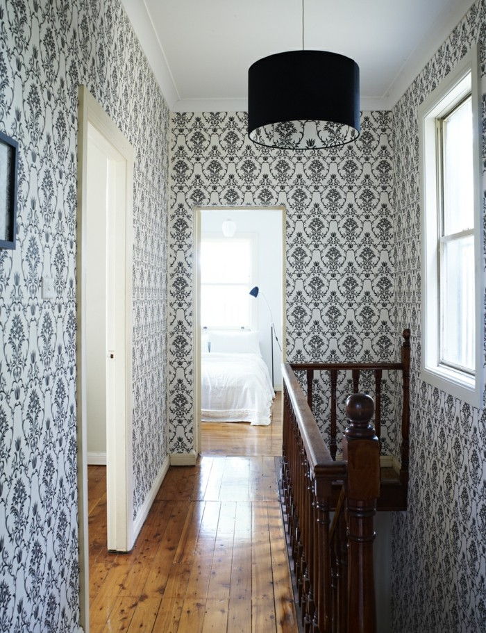 korridor-wallpaper-in-grå-färg-med-blad-mönster