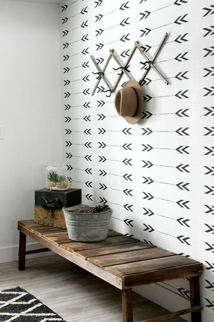 chodba-wallpaper-čierno-bielo-s-šípky-pattern