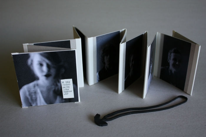 en Leporello folder som en gave til den beste vennen med svart og hvitt bilder