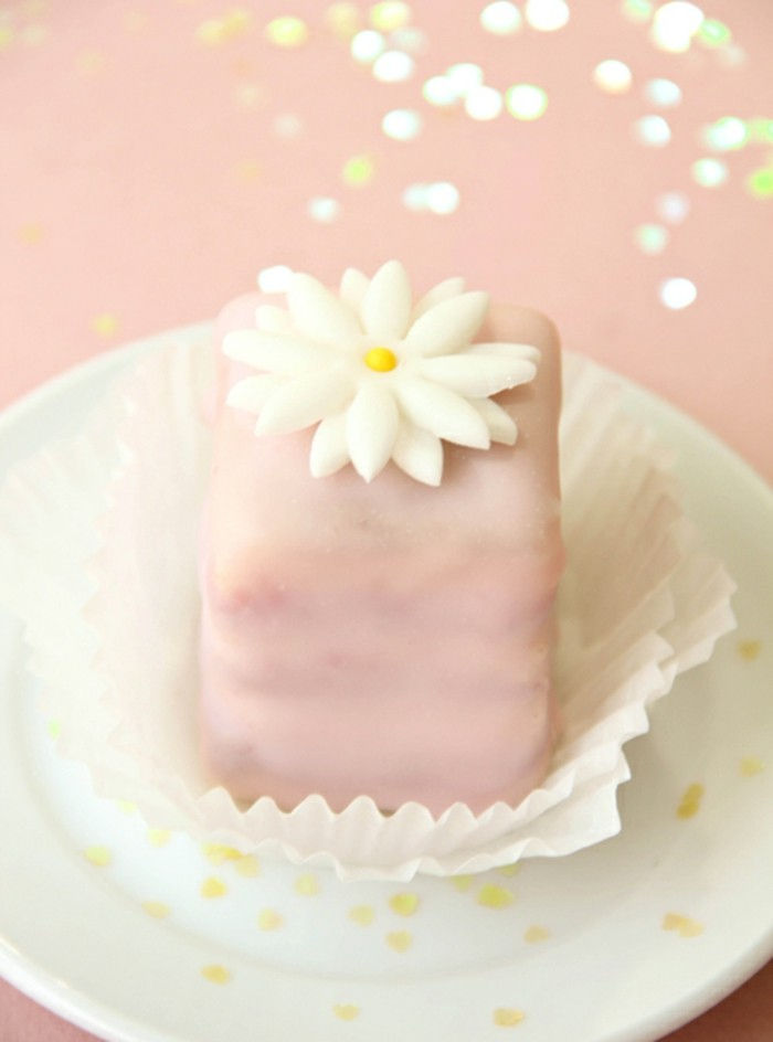fondant-selv-make-kake-med-fondant-kake-dekorere-blomsterdekorasjoner