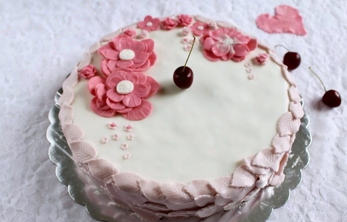 Fondán-yourself-make-koláče-zdobiť-ružové kvety a-čerešne