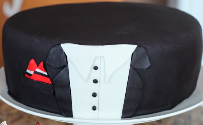 fondant-to sami koláče tortu-zdobenie-in-obleku