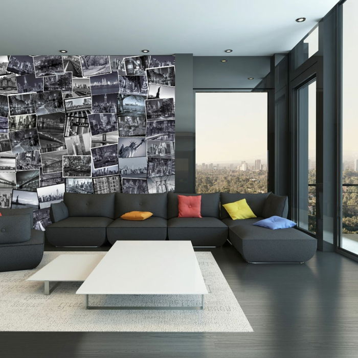 en svart møblert stue med fotokollasje av svart og hvitt bilder