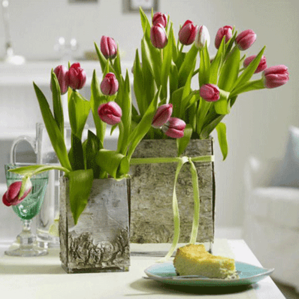 primavara-masa-decorare-cu-flori-lalele frumoase
