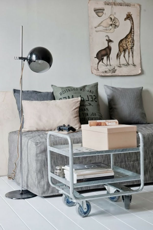 moderný dizajn obývacej izby s pohovkou, extravagantný plagát na stene a hniezdo stôl