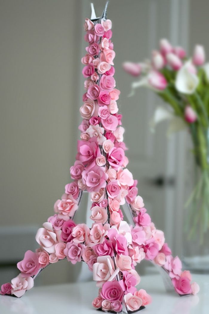 Aifelio bokštas pagamintas iš kartono ir rožių, pavasario apdaila