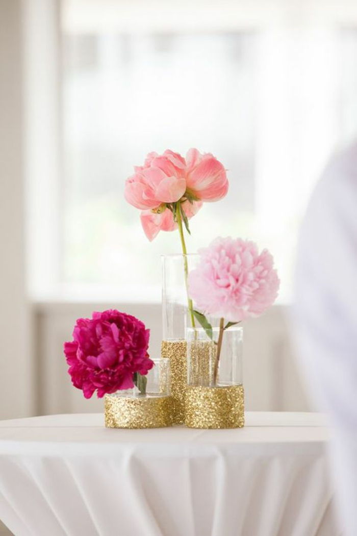 zrobić sobie wiosenną dekorację, szklane wazony ze złotym brokatem, różowe kwiaty, dekoracja stołu