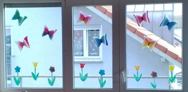 gör våren dekorationer - med barn - dekorationsfönster med blommor och fjärilar