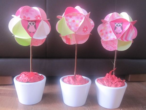 Spring dekorationer basteln- med -Leksaker-tre-blommor-rosa-of-papper och vitt vaser