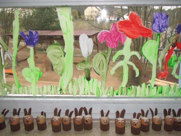 våren dekoration - hantverk-barn-blommor-fönster-och-liten-kaniner