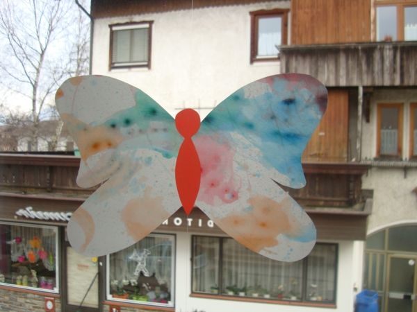 Vår dekoration - med barn-fjärilar-på-fönstret