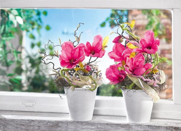 Spring dekorationer -basteln -Med barn och vita vaser-rosa-blommor-två-on-the-fesnster