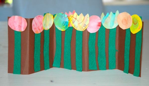 vår dekoration -smiling-med-barn-staket-med-blommor-elf-flower-klippt