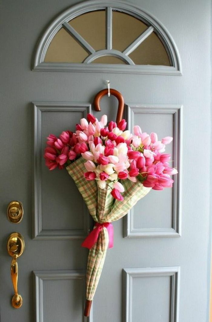 Pilkosios durys, durų apdaila, skėtis, rožinės tulpės, pavasario apdaila
