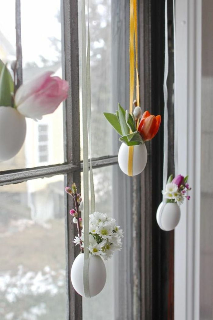 visiace vázy z vajec s kvetmi, tulipány, okná, dekorácie okien