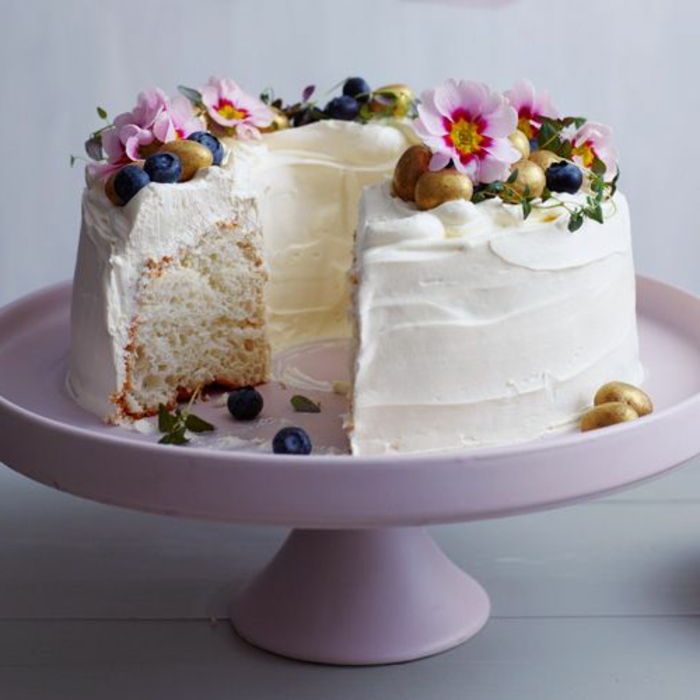 fioletowe ciasto stoją śmietaną śmietaną ciasto wielkanocne i wiosną z kwiatów i jaj