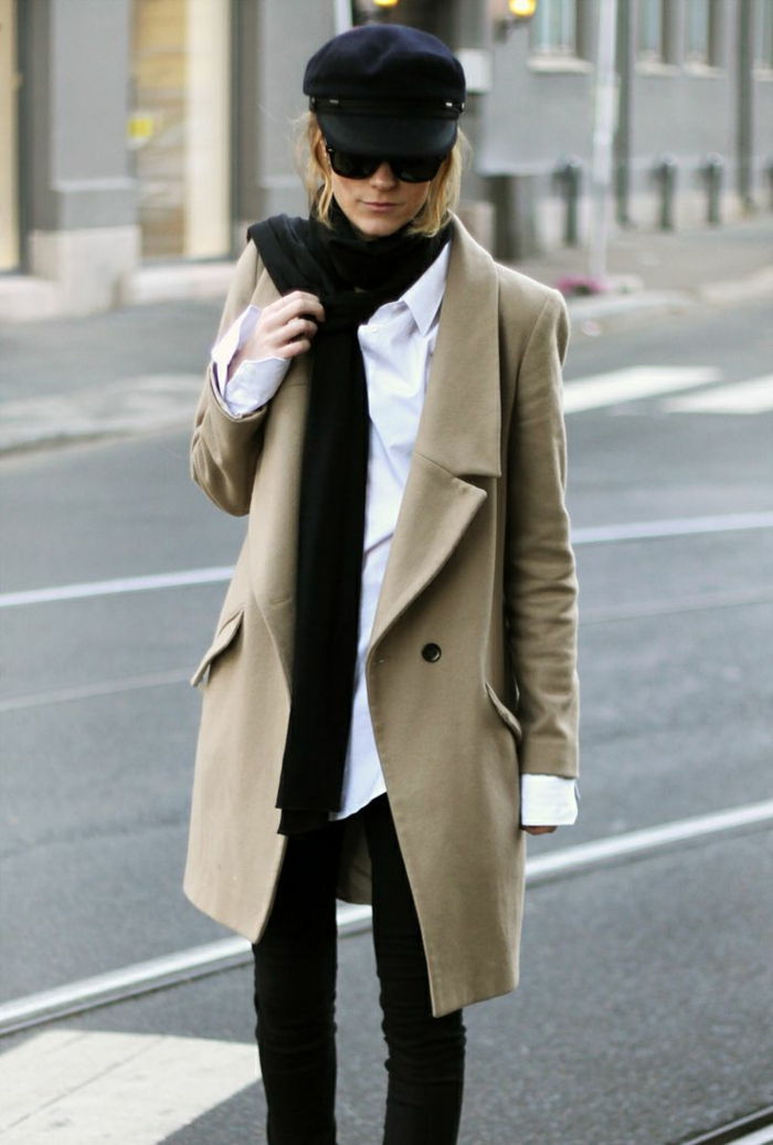 Bonnet francês preto elegante traje de inverno casaco bege