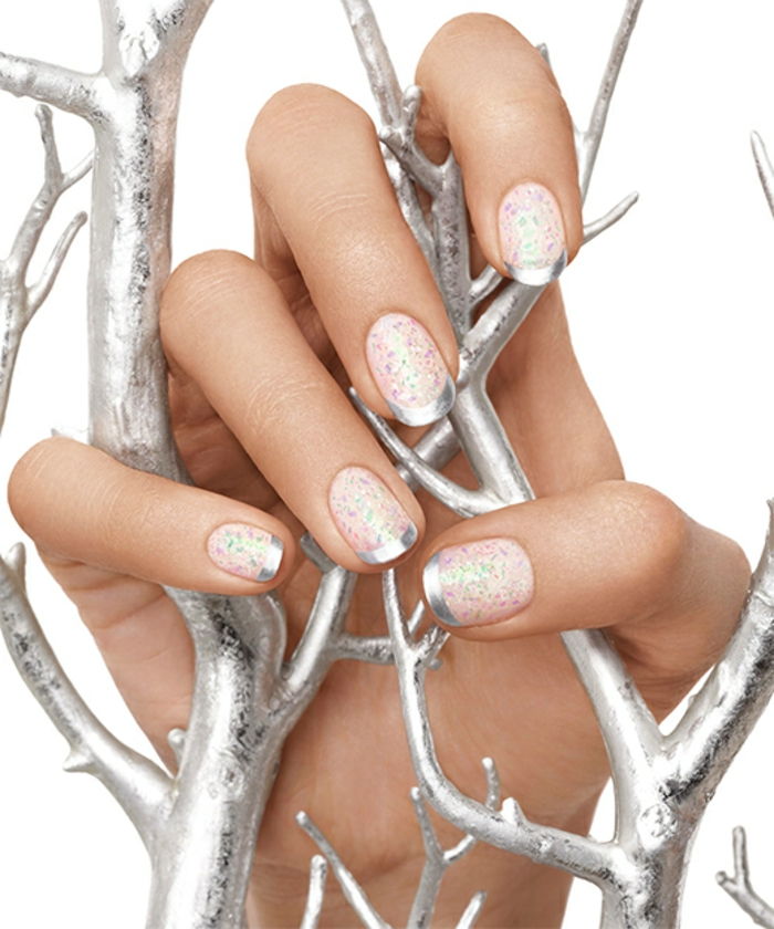 Winter glitter manicure in wit en zilver, ovale nagelvorm, zilveren takken