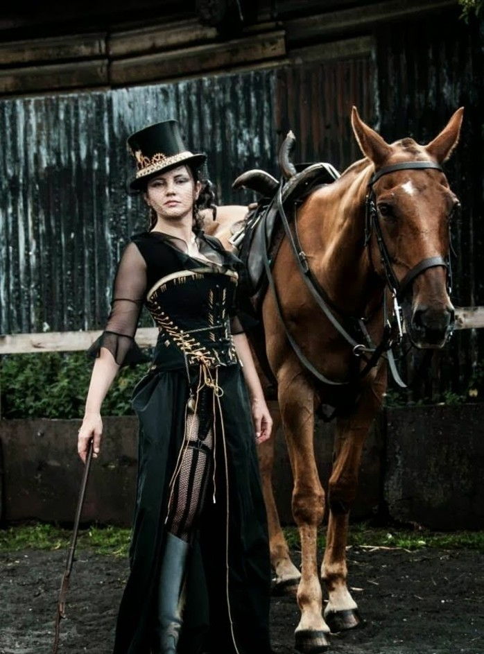 mulher-com-a-steampunk-vestido-and-steampunk-botas-de-couro