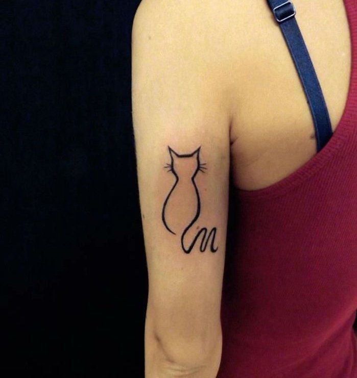 aceasta este una dintre ideile noastre pentru un tatuaj negru de pisică pe care femeile ar putea să-l placă foarte mult - o pisică cu un cocoș negru și țâțe negre