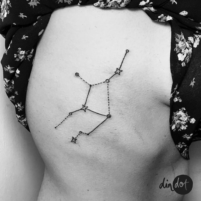 grote zwarte tatoeage met een zwart sterrenbeeld met kleine witte sterren - idee voor een tatoeage voor vrouwen
