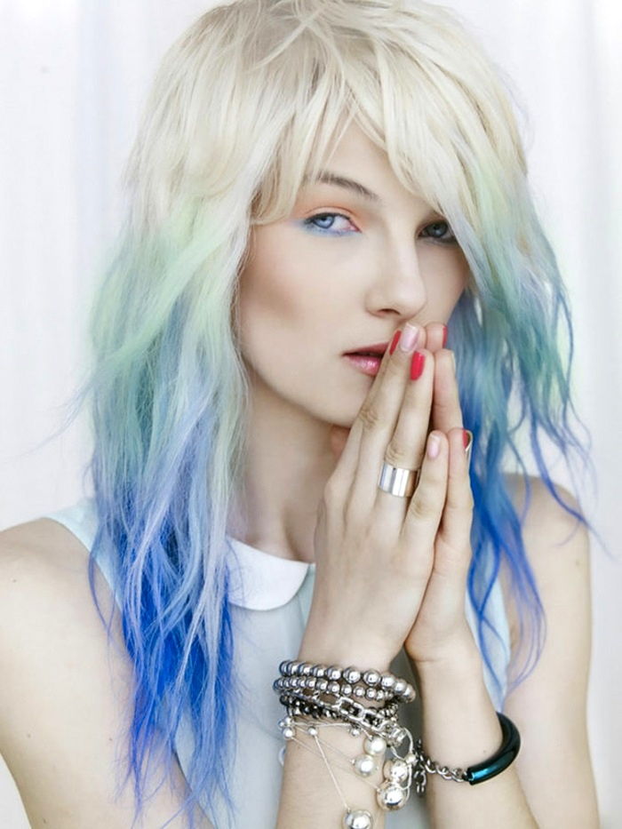 sfaturi de păr albastru, păr blond păstos cu sfaturi albastre, aspect de păr în umbre