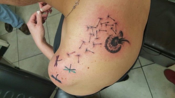 simboluri tatuaj, femeie tatuată cu motive florale pe umăr