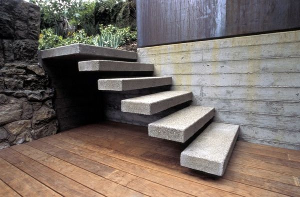 Designová záhrada s voľne plávajúcimi kamennými schodmi