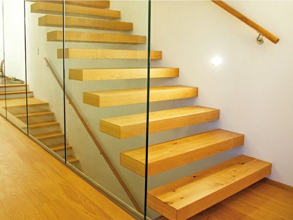 sklenená stena a drevené schody v byte