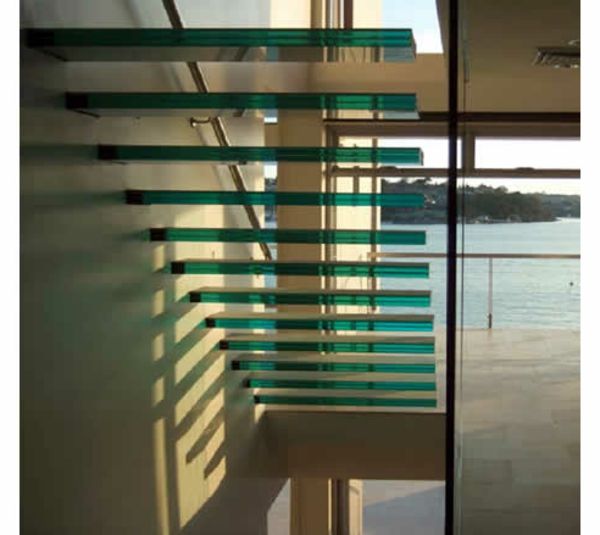 cor turquesa para um modelo moderno de escadarias de vidro flutuantes