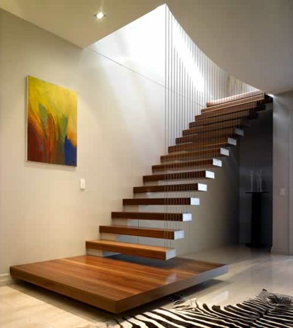 farebné obrazy na stene a drevené schody - voľne plávajúce schody