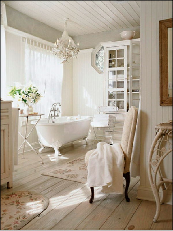 voľne stojaca kúpeľ v bielej farbe s kvetinovou výzdobou