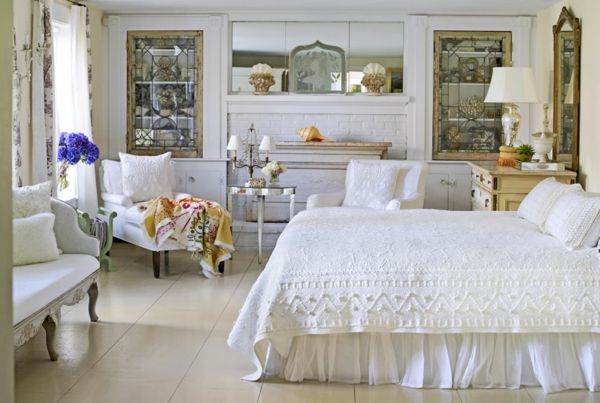notranja hiša stil spalnica - beli naslon in ogledalo na steni
