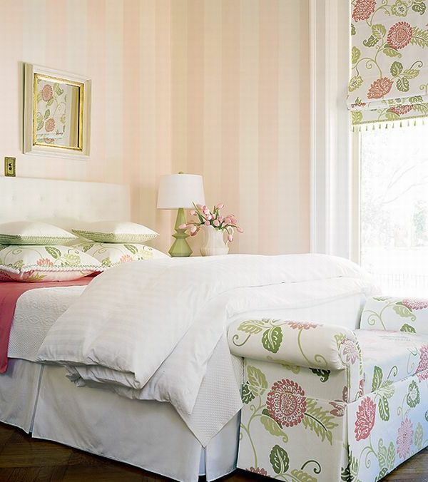 Country House stil soverom - rosenrød tapet og lyse persienner