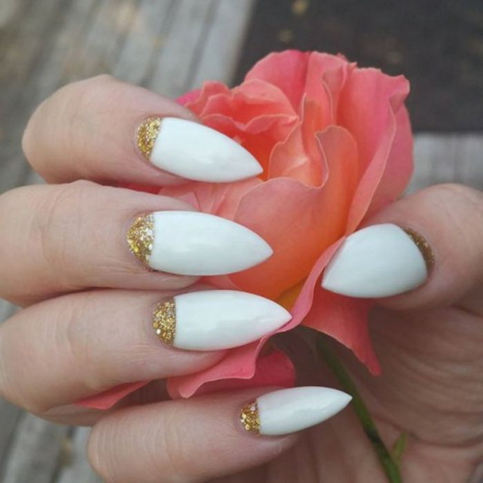 unghie a punta design idea unghie bianche sembrano grandi con la deco dorata che simboleggia la pulizia folcloristica