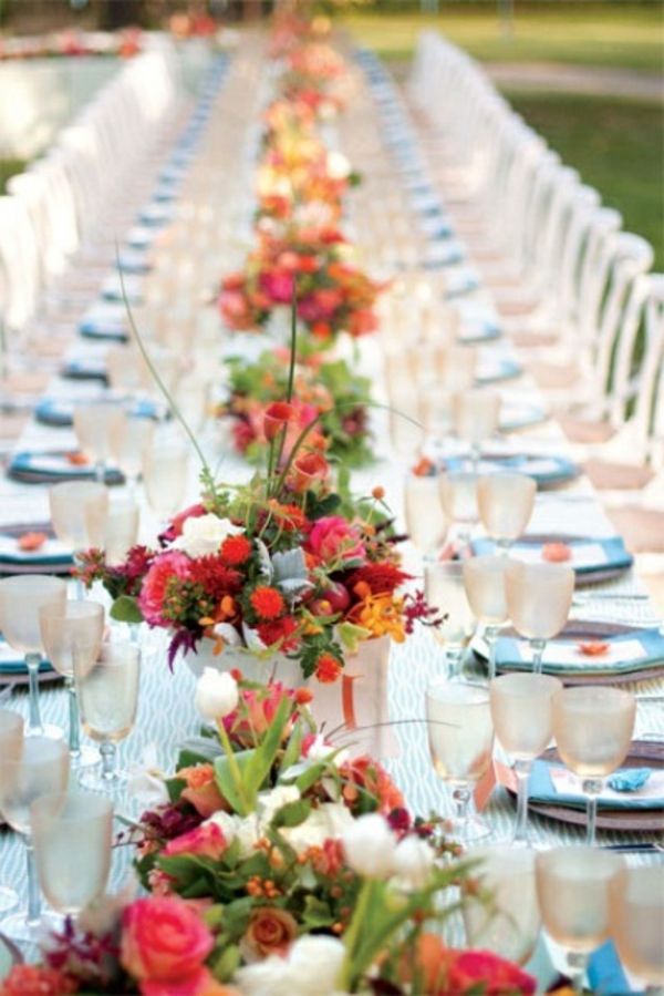 pavasario-vestuvių stalo puošmena Štrauso akinius ir mėlyna plokštelė