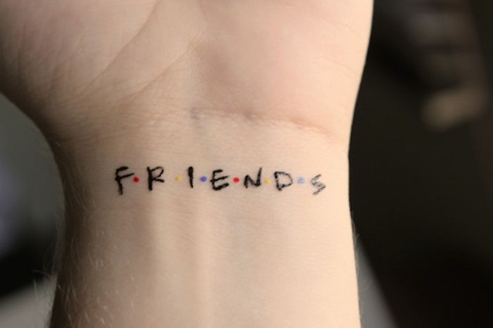 priatelia - nápad na skvelé malé tetovanie na zápästí