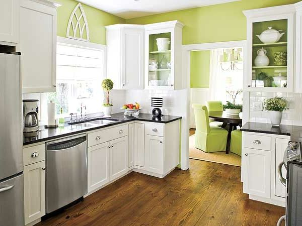zelene stene bele omare in kovinski elementi v kuhinji