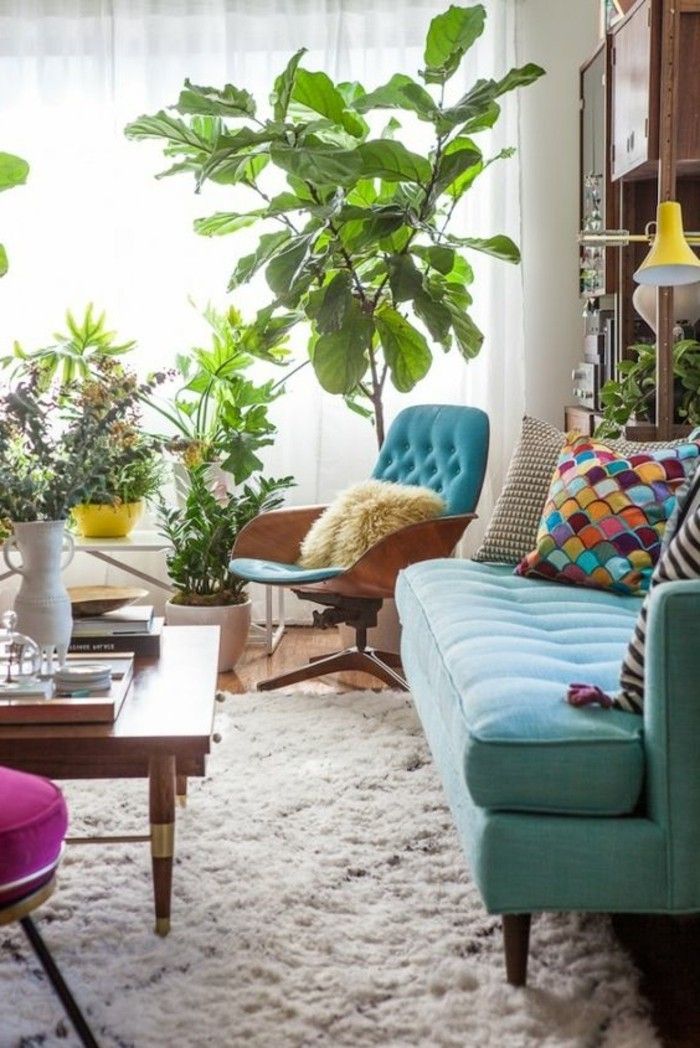 färsk levande färger designen ljusblå-soffa-vit-matta-färgglad-kuddar-blue-stoppad stol trä bordsväxthörn holzbodenzyklamfarbiger-pall
