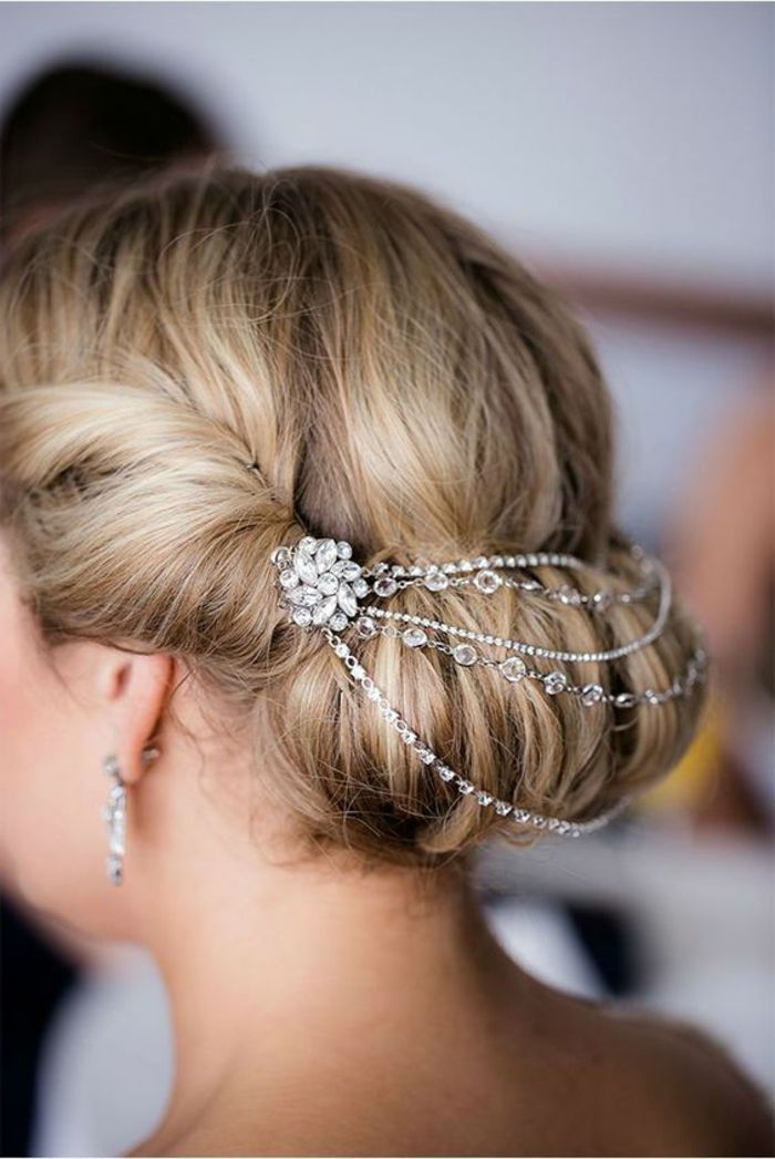 vestuvinė šukuosena su gražia sidabro galva su kristalais