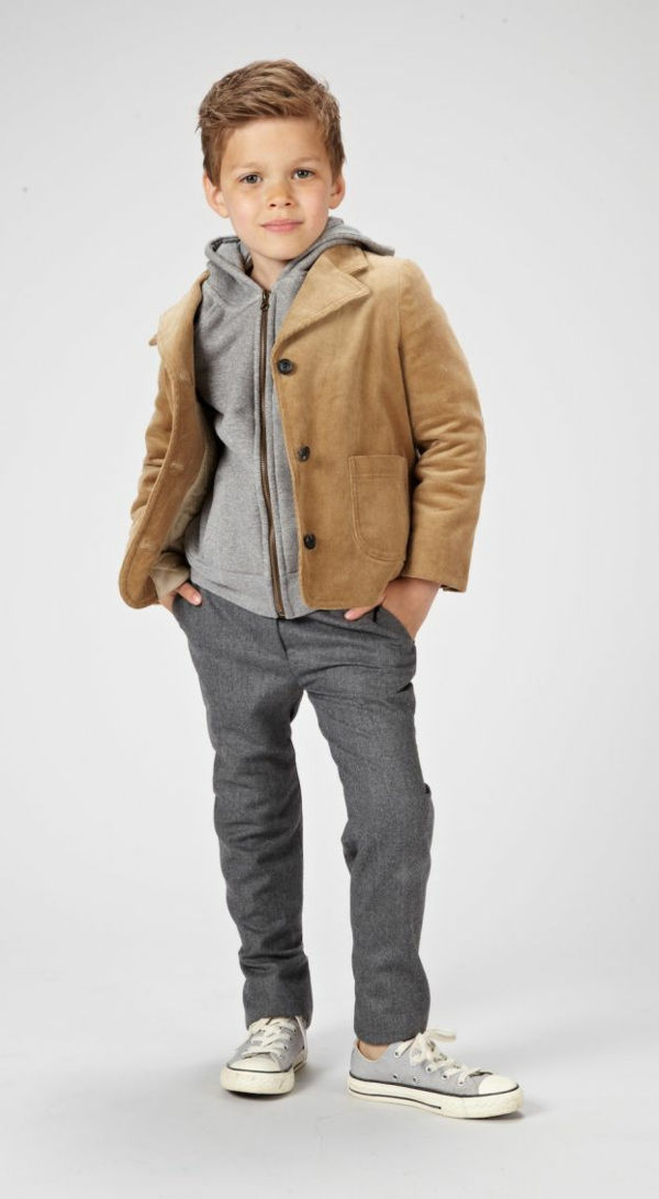 frisyrer-for-gutter-moderne brun jakke