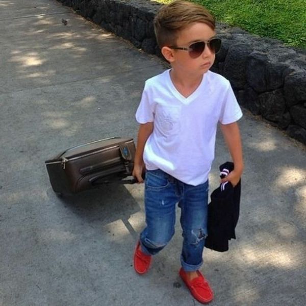 frisyrer-for-gutter-moderne-barn-med-en-koffert