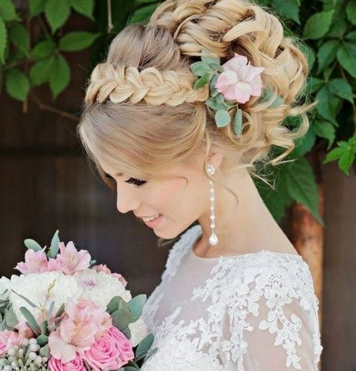 pričeske-ženske-blond-kodrasti las, lase pričeska-cvetje-pletenje-modro-obleka-poroka