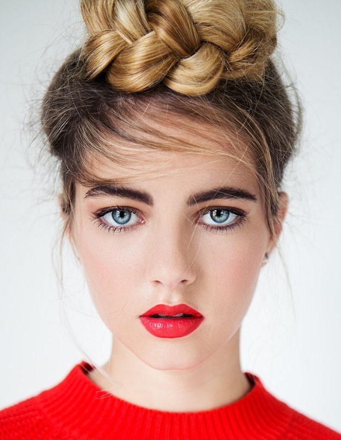 medium lengde hår ombre blond i flettet mote røde lepper rød bluse tykke øyenbryn blå øyne modell
