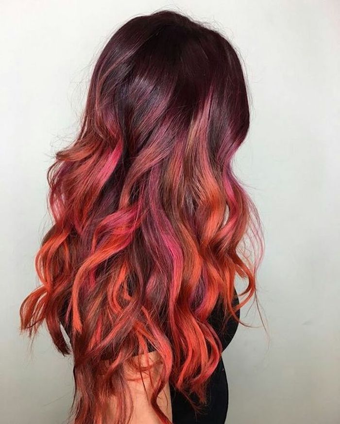 penteados meio comprimento, cabelo vermelho longo e encaracolado, efeito ombre, cores de cabelo moderno
