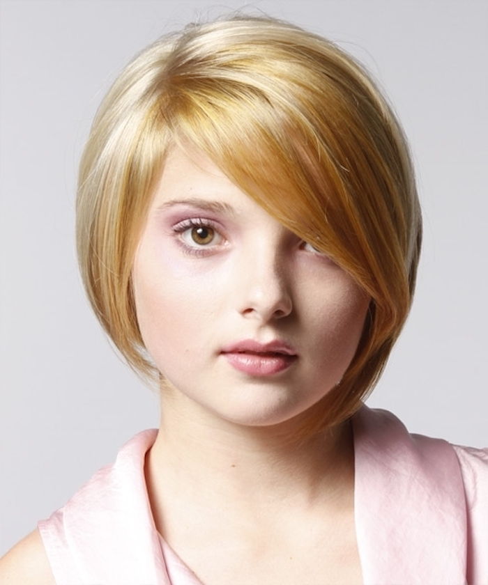 blond vlasy s červenými akcentmi - krásne štylizované vlasy roztomilé dievčatko - krátke účesy