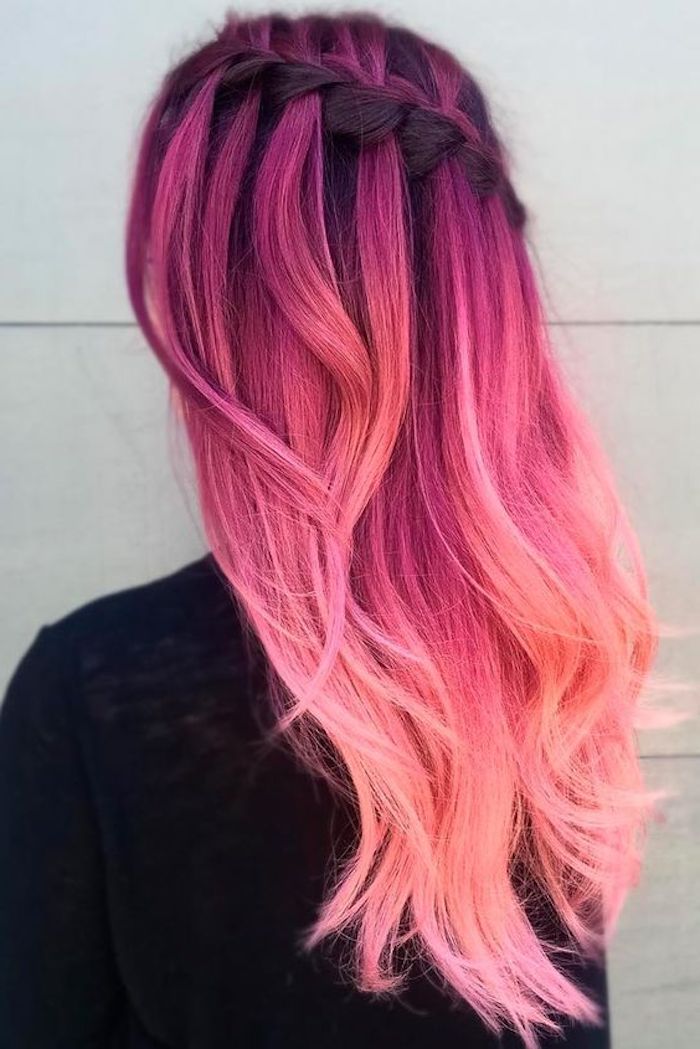 penteados bonitos, blusa preta, cabelo rosa longo, trança, efeito ombre, cor do cabelo moderno